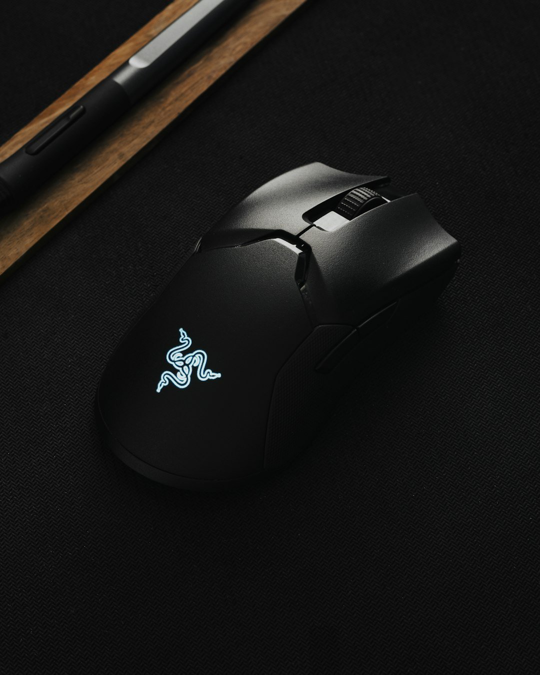 Computer mouse on a desk for a budget gaming mouse guide